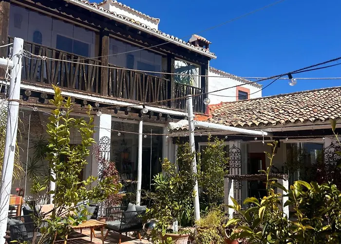 Hotel La Guzmana De *