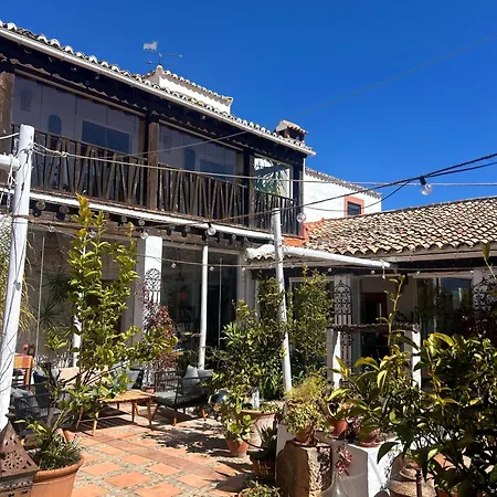 Hotel La Guzmana De *