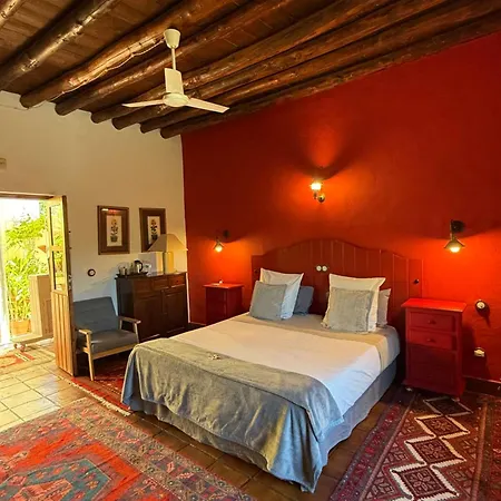 Hotel La Guzmana De *